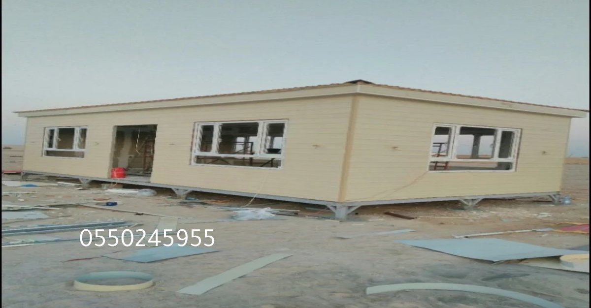 ساندوتش بانل مع طبقات عزل عالية الكفاءة ضد الحرارة والبرودة.